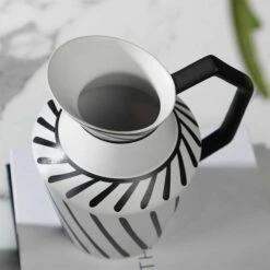 Vase En Céramique Avec Anse, Noir Et Blanc 9 Vase En Céramique Avec Anse, Noir Et Blanc -Produits De Salle De Bain Soldes 2024 vase en ceramique avec anse noir et blanc 2