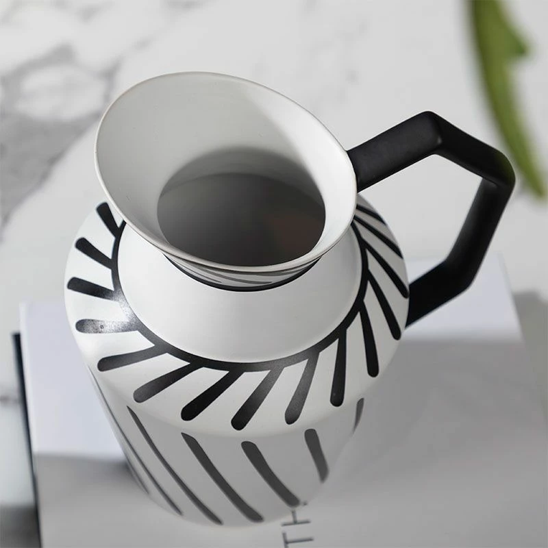 Vase En Céramique Avec Anse, Noir Et Blanc 5 Vase En Céramique Avec Anse, Noir Et Blanc – Image 3