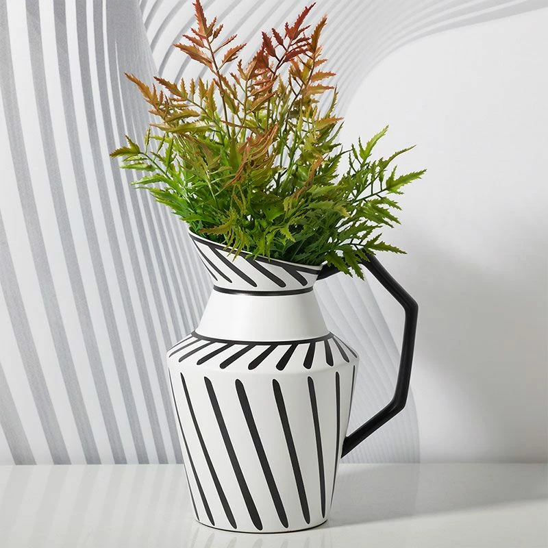 Vase En Céramique Avec Anse, Noir Et Blanc 7 Vase En Céramique Avec Anse, Noir Et Blanc – Image 5